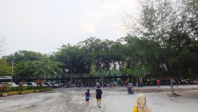 Lokasi parkir kenderaan di Pantai Bali Lestari. Parkir mobil dan sepeda motor tertata rapi