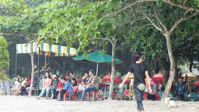 Kursi dan tenda disediakan pengelola untuk bersantap makan ala makanan laut