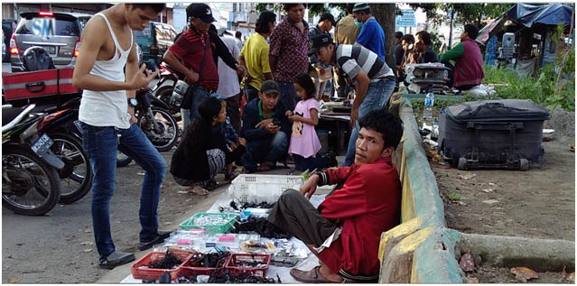 Pedagang di pasar ular khusus menjual charger ponsel