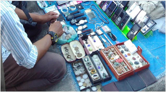 Sebuah lapak loak di Pasar Ular menjual barang dagangan “campur aduk”