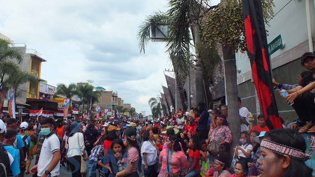 Ribuan Penduduk Meriahkan Karnaval Kemerdekaan Pesona Danau Toba 2016 di Tobasa