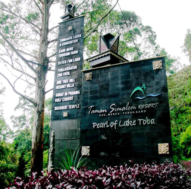 Gapura pintu masuk Taman Simalem Resort, Merek - Berastagi.