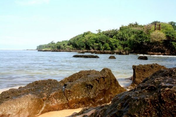 Hamparan Batuan yang Eksotis di Pantai Santolo Garut Selatan
