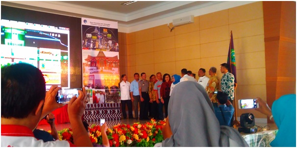 Penekanan tombol Launching Implementasi E-Government Kabupaten Paluta. 